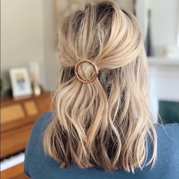 "Ring Around the Rosy" Minimalist Circle Clip - Picture 2 of 15